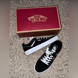 NIB!! Vans Seldan Shoes - Women’s Sz 9